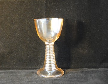 Licht getint glas op stevige voet