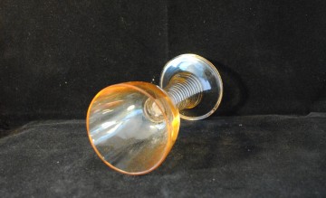 Licht getint glas op stevige voet