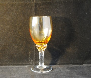 Licht getint glas op sierlijke voet