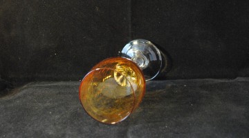 Licht getint glas op sierlijke voet